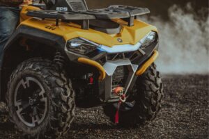 Gelbes All-Terrain-Fahrzeug Guardian 500 mit robusten Reifen, Frontstoßstange und Seilwinde